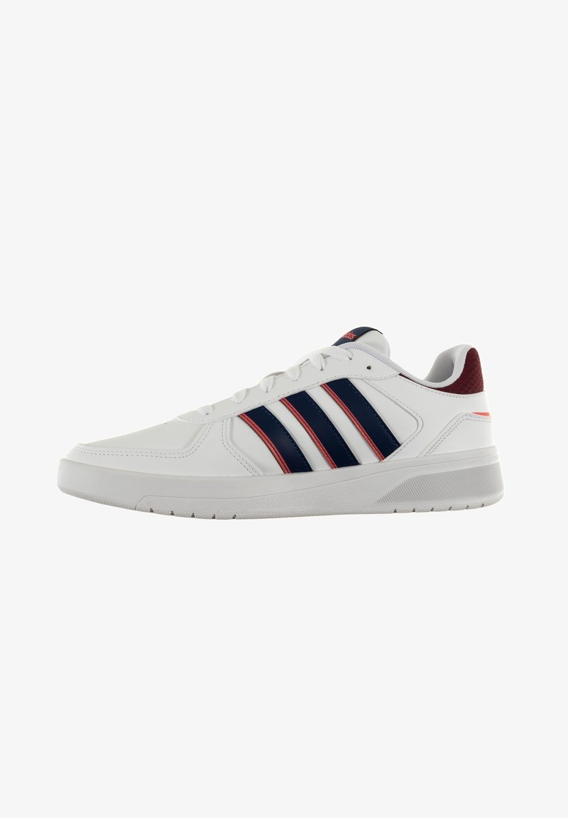 Zapatillas deportivas blancas con rayas en navy y rojo, parte superior de cuero suave, acento texturizado en el talón y suela de goma para tracción.