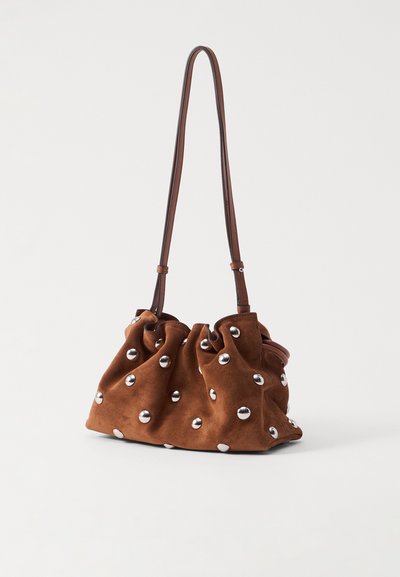 Stuart Weitzman MIA MINI STUD BAG - Mala a tiracolo - fox