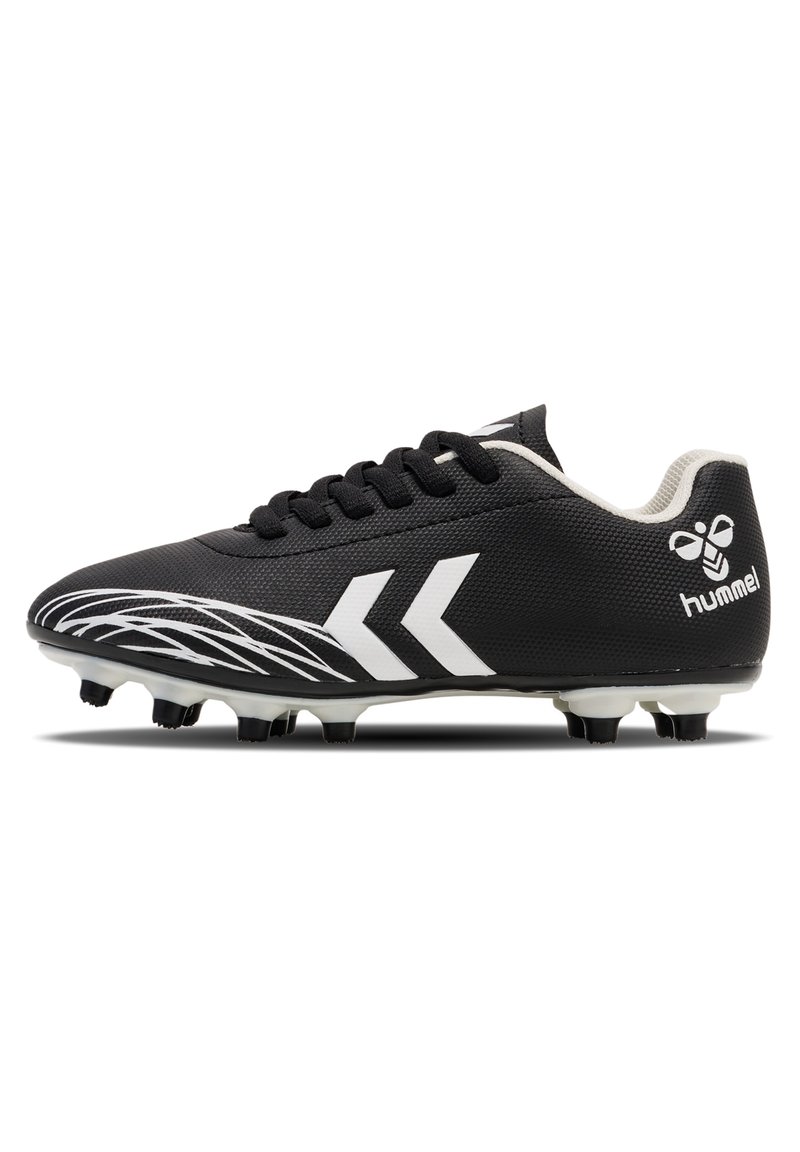 Zwarte voetbalschoenen met een gestructureerde synthetische bovenkant, witte streepaccenten en rubberen studs aan de zool, met een vetersluiting.