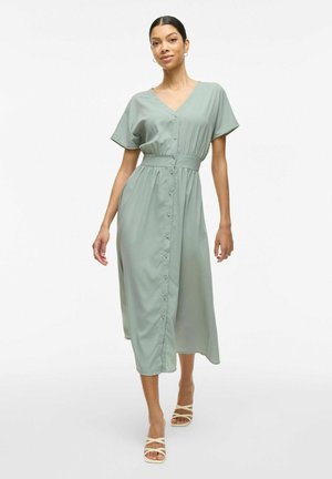 Robe midi verte en tissu léger, avec des manches courtes, un col en V, une fermeture à boutons sur le devant et une taille ceinturée pour une meilleure définition.