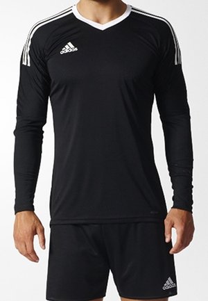 Schwarzes Sporttrikot mit langen Ärmeln und weißen Akzenten, mit einem V-Ausschnitt-Design und drei Streifen auf jeder Schulter. Hergestellt aus atmungsaktivem Material.