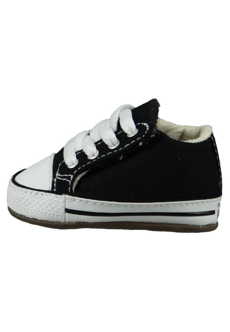 Chaussure en toile noire avec capuchon en caoutchouc blanc, lacets blancs et coutures. Dispose d'une semelle texturée et d'un design basse.