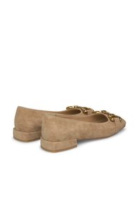 Beige Wildleder Ballerinas mit spitzem Zehenbereich, kleinem Blockabsatz und goldenen Kettenakzenten über dem Spann. Glatte Textur mit dezenten Nahtdetails.