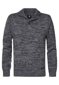 Maglione grigio lavorato a maglia con un motivo testurizzato, colletto e chiusura con un solo bottone sul collo. Polsini e orlo a coste.