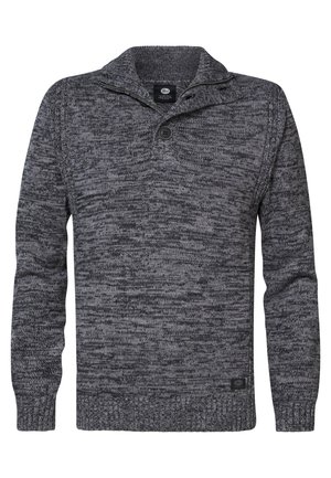 Grå strikket sweater med et struktureret mønster, en krave og en enkelt knaplukning ved halsen. Ribbede manchetter og kant.