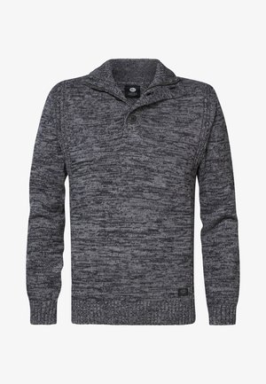 Grå strikket sweater med et struktureret mønster, en krave og en enkelt knaplukning ved halsen. Ribbede manchetter og kant.