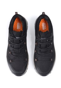 Mustat urheilukengät verkkopäällyksellä, oranssit sisäpohjat ja harmaat kumipohjat. Ominaisuuksiin kuuluvat heijastavat yksityiskohdat ja useita silmukoituja nauhoja.