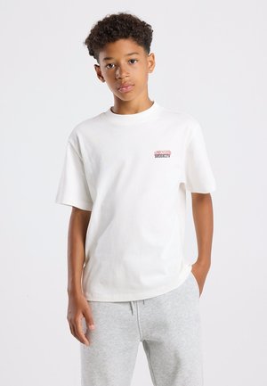 Witte katoenen t-shirt met korte mouwen en een ronde hals, voorzien van een kleine rode en blauwe "BROOKLYN" grafiek op de borst.