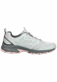 Zapatilla atlética ligera en verde menta con acentos en rosa, parte superior de malla y suela gris texturizada con patrones de agarre para tracción.