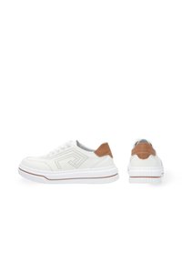 Weiße Sneakers mit einem strukturierten Obermaterial aus Leder, durchbrochener Gestaltung, braunem Akzent an der Ferse und einer dicken weißen Gummisohle.