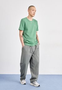 adidas Originals ESS W TEE - Basic T-shirt - preloved green