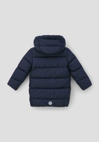 Marineblauwe gevoerde winterjas met een vaste capuchon, lange mouwen, horizontale stiksels en een klein rond logo nabij de onderkant van de rug.