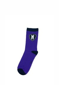 Calcetín de algodón morado con puño y punta en azul marino. Presenta un emblema en forma de escudo con una letra "N" blanca en el lado. Textura suave.
