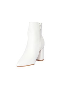 Stivaletto bianco alla caviglia con punta affusolata, zip laterale, tacco a blocco e suola color beige chiaro su sfondo bianco.
