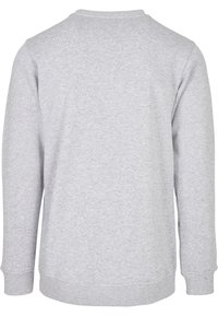 Sudadera gris de mangas largas, cuello redondo, puños y dobladillo acanalados, textura suave, diseño liso sin logotipos ni patrones. Se muestra la vista trasera.