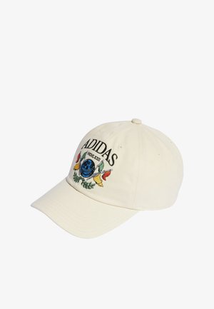 Off-white Adidas baseballkasket med broderede flerfarvede flag, blå globus, grønne blade og teksten "ADIDAS MCMLXXII" foran.