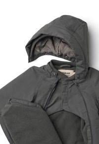 Tummanharmaa hupullinen takki, joka on valmistettu sileästä materiaalista. Takissa on ruudullinen vuori, vetoketjusuljentä ja pehmeät fleecyksityiskohdat.