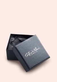 Svart texturerad smyckeslåda med ett något upphöjt lock, med vit varumärkeslogotyp "Sofia Milani Jewels" på framsidan, innehåller svart silkepapper.