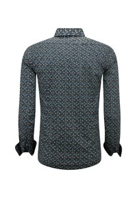 Langemouwig shirt van donkere stof met een meerkleurig bloemenpatroon. Kenmerken zijn een kraag en knoopmanchetten.