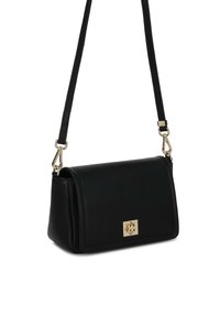 Borsa a spalla in pelle nera con design strutturato, hardware dorato e chiusura a patta con una chiusura decorativa. Include una tracolla regolabile.
