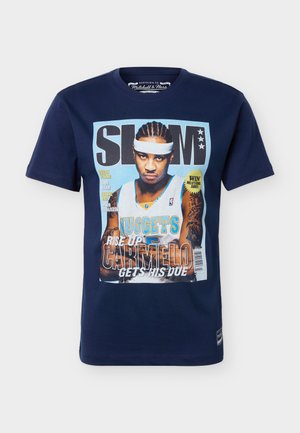Tricou albastru marin cu coperta revistei SLAM cu jucătorul de baschet Carmelo Anthony în echipamentul Nuggets și cu bandă pe cap.
