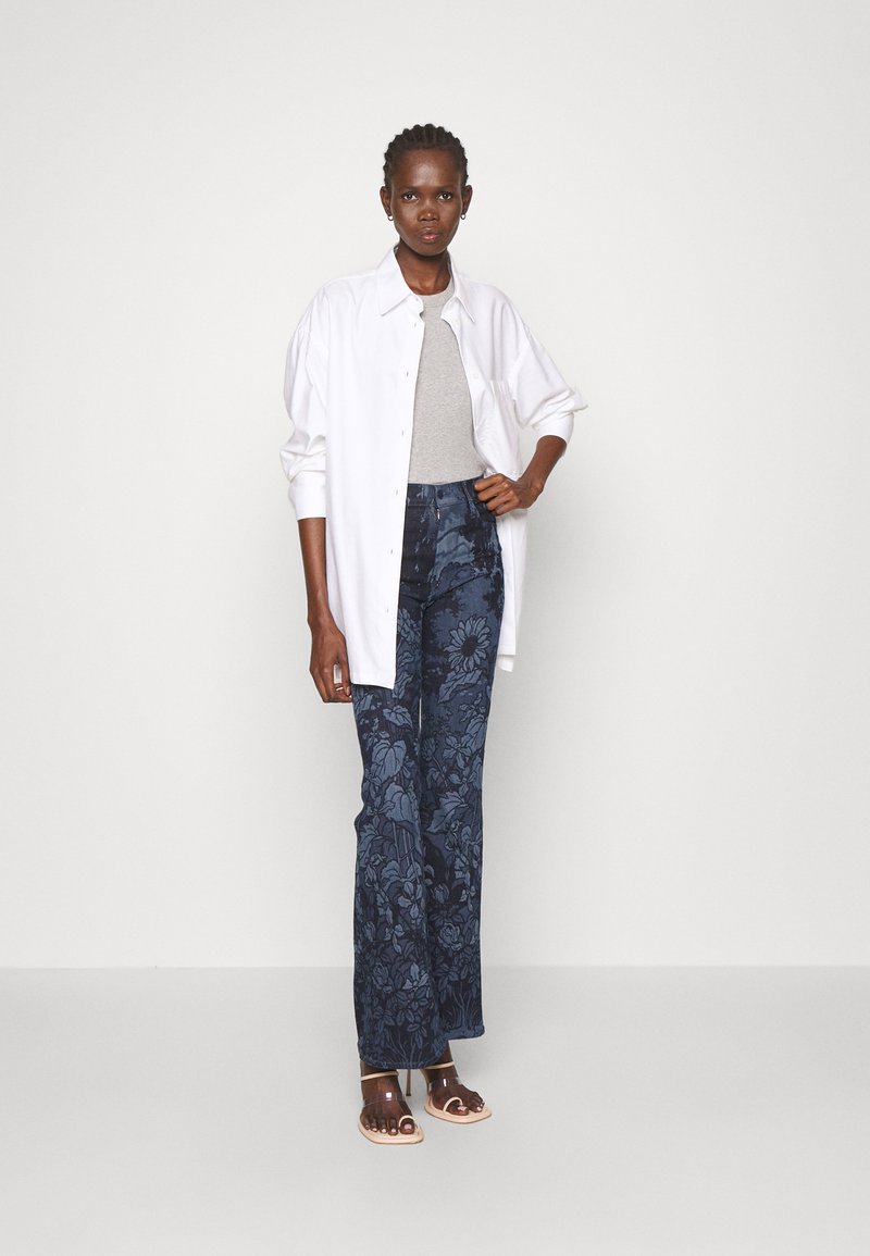 Mother The Doozy Sneak Flared Jeans Sing Me To Sleep Bluedenim Zalando Dk