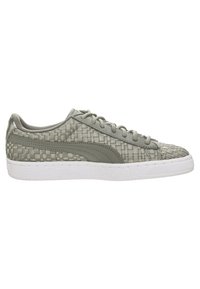 Zielone plecione sneakersy o teksturowanej powierzchni, z białą podeszwą i subtelnymi akcentami brandingowymi po bokach i na języku. Sznurowany model.