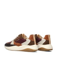 Bruine lederen en suède sneakers met crème accenten, dikke witte zolen en een mix van texturen en kleuren. De zijaanzicht toont een gewatteerde kraag.