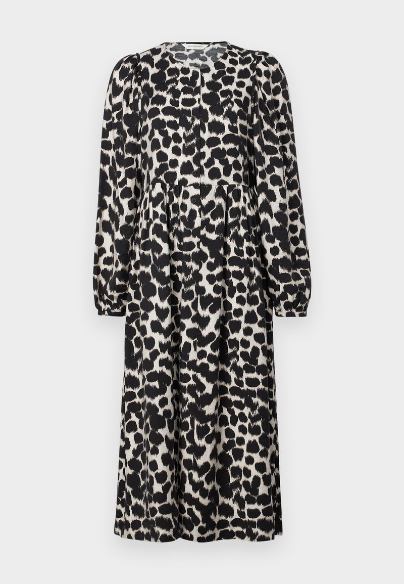 Langärmliges Kleid mit einem schwarz-weißen Leopardenmuster, das einen hohen Kragen und eine geraffte Taille für eine lässige Silhouette aufweist.