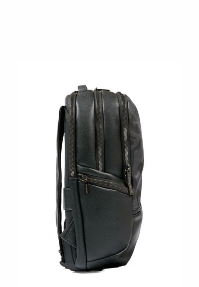 Zwarte rugzak van getextureerd leer, met meerdere ritsen, een compact ontwerp en zijvakken voor opslag.
