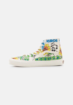 Canvas hoge sneakers met kleurrijke bloemen- en muzieknootontwerpen, voorzien van witte veters en een rubberen zool.