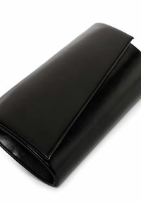 Clutch bag in pelle nera con una texture liscia e lucida, dotata di un lembo pieghevole e di una forma rettangolare elegante. Senza hardware visibile.