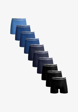 Kék árnyalatokban, feketébe átmenő boxeralsó, fehér "MUCHACHOMALO" márkás, rugalmas derékpánttal, sima textúrával és illeszkedő kialakítással.