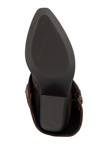 Brauner Wildleder-Stiefelette mit abgerundeter Spitze, strukturierter schwarzer Gummisohle, seitlichem Reißverschluss, glattem flachem Absatz und dekorativer Naht.