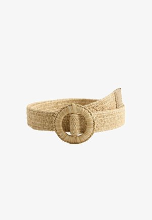 Beige värjätty olkivyö, jossa on pyöreä punottu solki, leveä nauha ja yksityiskohtainen tekstuuri, esitetty valkoisella taustalla kierrettynä.