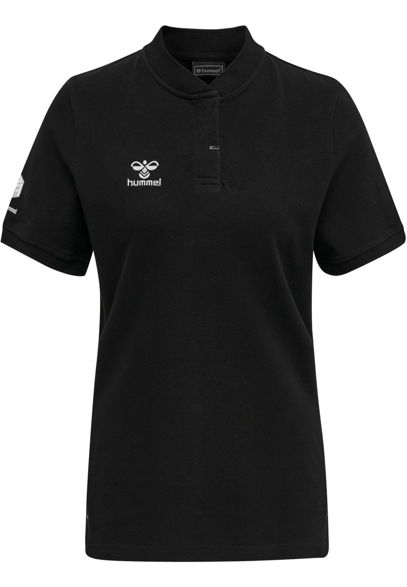 Svart polo shirt i bomull med vikt krage, korta ärmar och broderad logotyp på bröstet och ärmen. Enkel design.