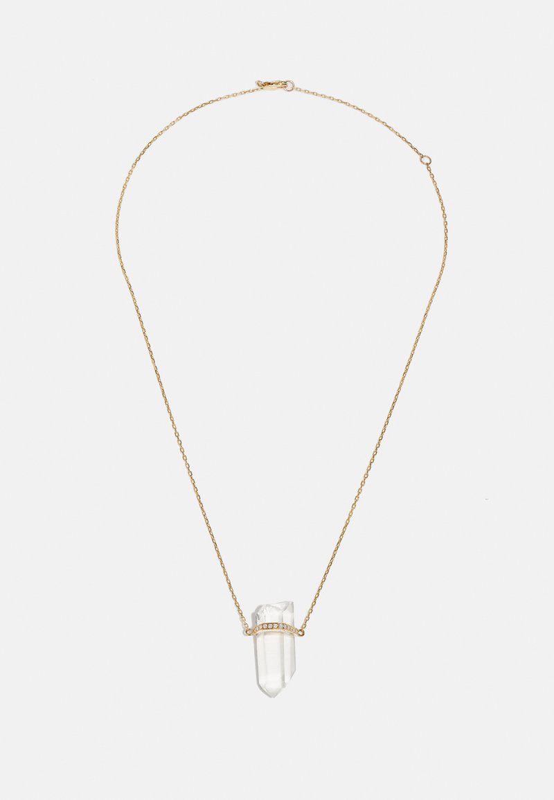 Χρυσή αλυσίδα με κολιέ που διαθέτει ένα διάφανο κρύσταλλο κρεμασμένο σε μία υφασμένη δαχτυλίδια με μικρές διάφανες λεπτομέρειες. Το κρεμαστό στοιχείο είναι επιμήκες και σε μορφή αιχμής.