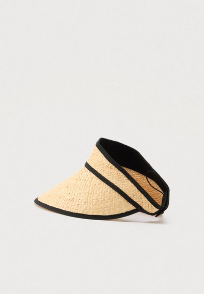 Καπέλο με φαρδύ γείσο από ψάθα και μαύρη επένδυση. Διαθέτει υφασμένο ανάγλυφο σχέδιο και ρυθμιζόμενο λουράκι στην πλάτη για άνετη εφαρμογή.