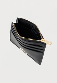 Portefeuille en cuir noir avec fermeture éclair dorée, plusieurs emplacements pour cartes et surface texturée. Ouvert, montrant le compartiment intérieur et le détail de couture.