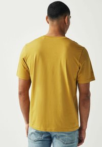 Next REGULAR - Jednoduché tričko - yellow