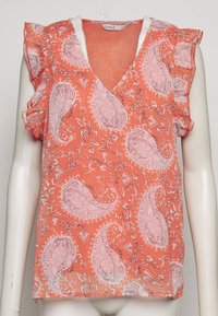 Blusa de color coral con mangas acampanadas y escote en V. Presenta un patrón de paisley en rosa y blanco, confeccionada con una tela ligera y texturizada.