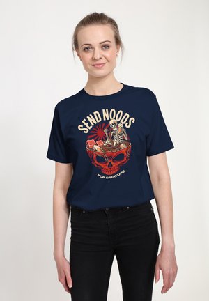 Marineblå bomulds T-shirt med et livligt design med et kranium og skelet, teksten "SEND NOODS" og farverige grafiske accenter.