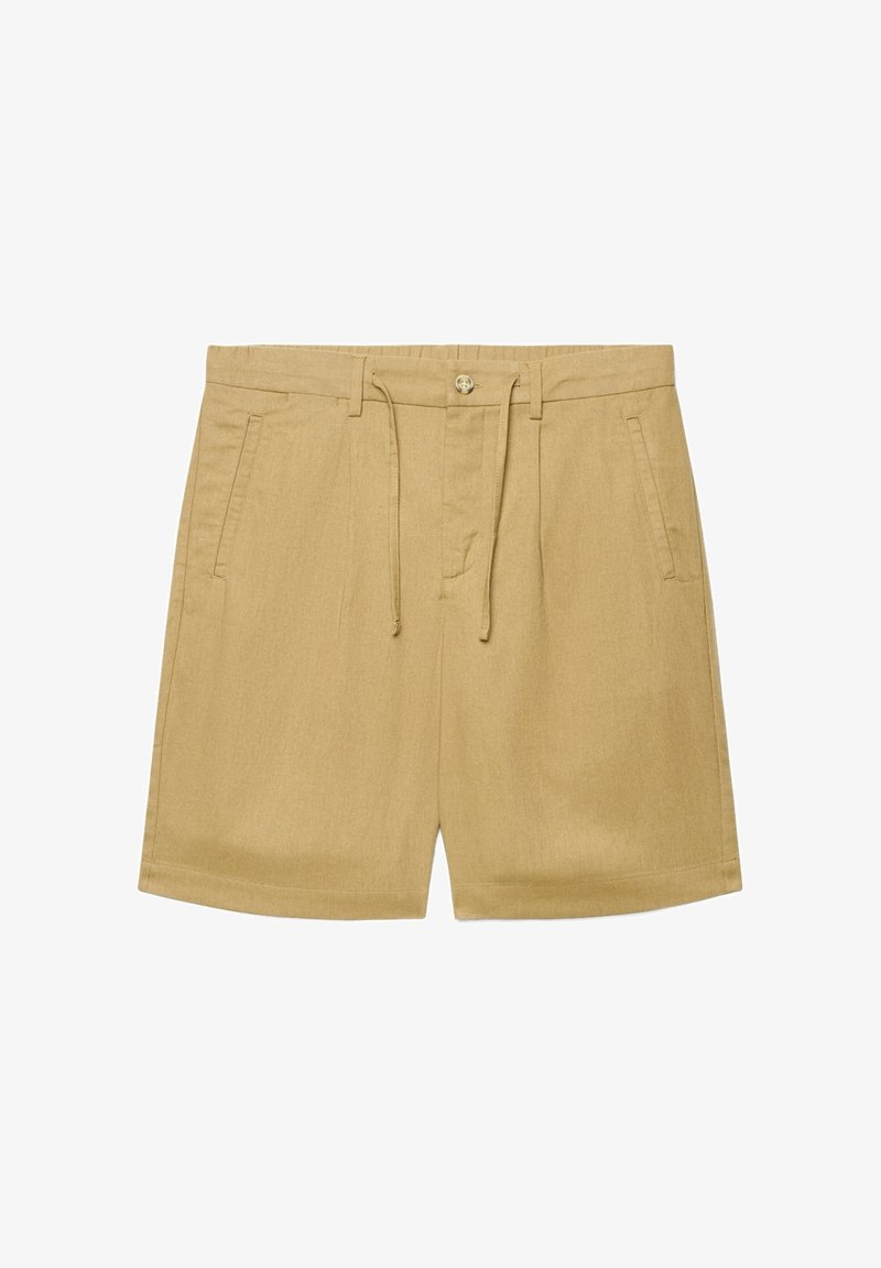 Beige knielange Shorts mit Knopf und Tunnelzugbund, Gürtelschlaufen und zwei Seitentaschen auf weißem Hintergrund.