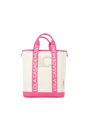 Bolso de lona en crema con acentos en rosa brillante. Presenta asas dobles en rosa y un gran logo en relieve "LC" en el frente. Cierre con cremallera.
