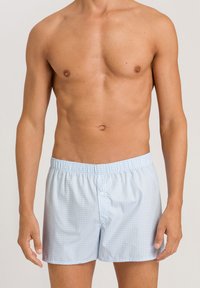 Boxers à carreaux bleu clair avec une coupe décontractée, une taille élastique et une fermeture à boutons à l'avant. Fabriqués en tissu doux et respirant.