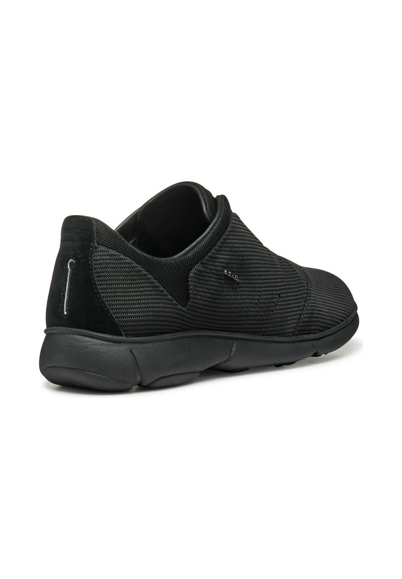 Zapatillas negras con parte superior de malla texturizada, detalles de cuero suave, diseño de corte bajo y suela acolchada para mayor comodidad.