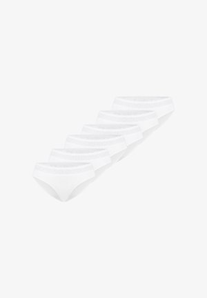 Vijf witte damesslips met kanten taillebanden, diagonaal gerangschikt op een witte achtergrond.