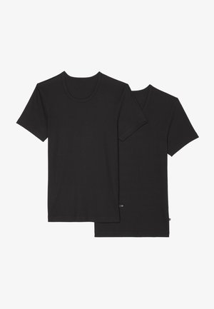 Zwei schwarze T-Shirts, eines mit Rundhalsausschnitt und das andere mit V-Ausschnitt. Beide sind kurzärmlig, bestehen aus weichem Stoff und zeigen klare Linien.