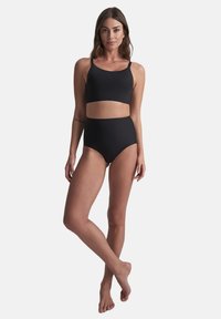 Set di bikini nero con un elegante top corto a spalline sottili e slip a vita alta con una finitura liscia. Design minimalista senza motivi.