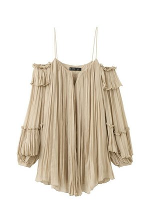 Blusa beige con hombros descubiertos, tirantes finos, mangas largas abullonadas plisadas, detalles de volantes y un ajuste suelto y fluido.